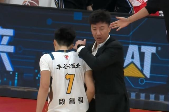沙巴体育官方入口-幸亏没去广东！19岁菜鸟打成四川小外援，场均得分高于徐杰胡明轩